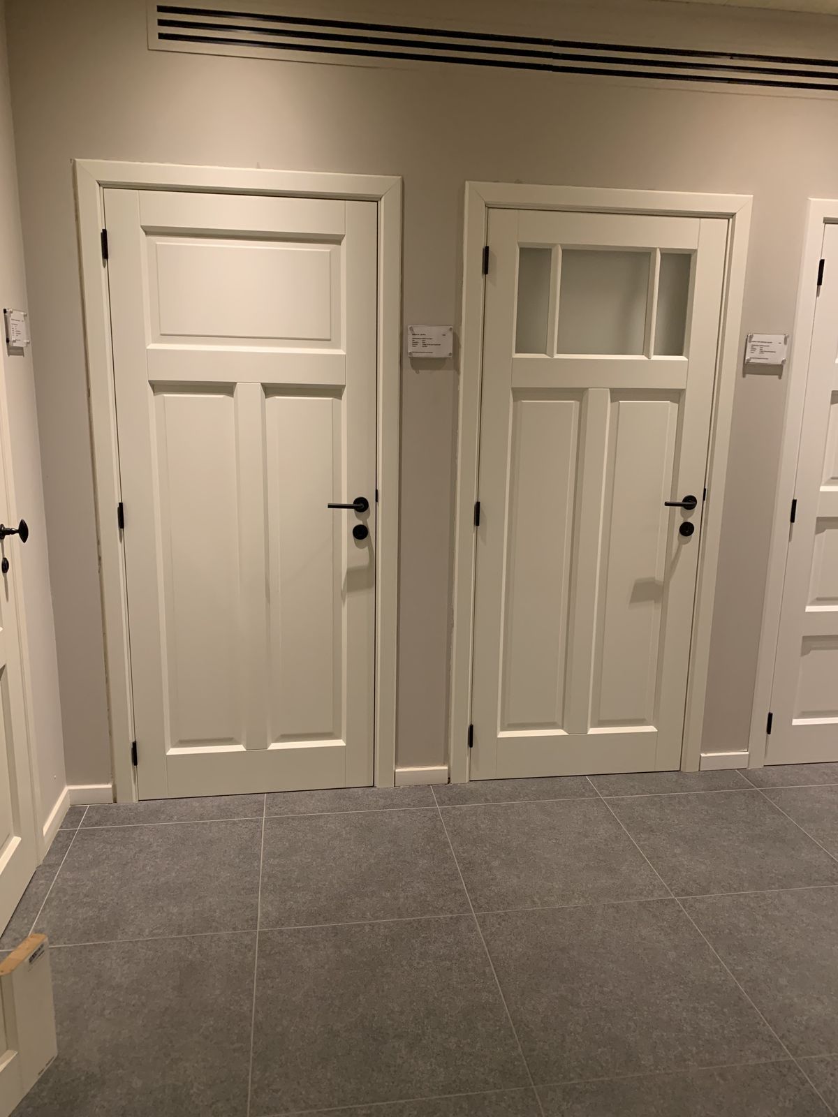 Plaatsing en aflakken van binnendeuren