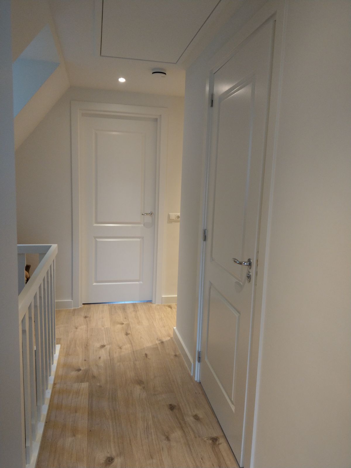 Plaatsing en aflakken van binnendeuren