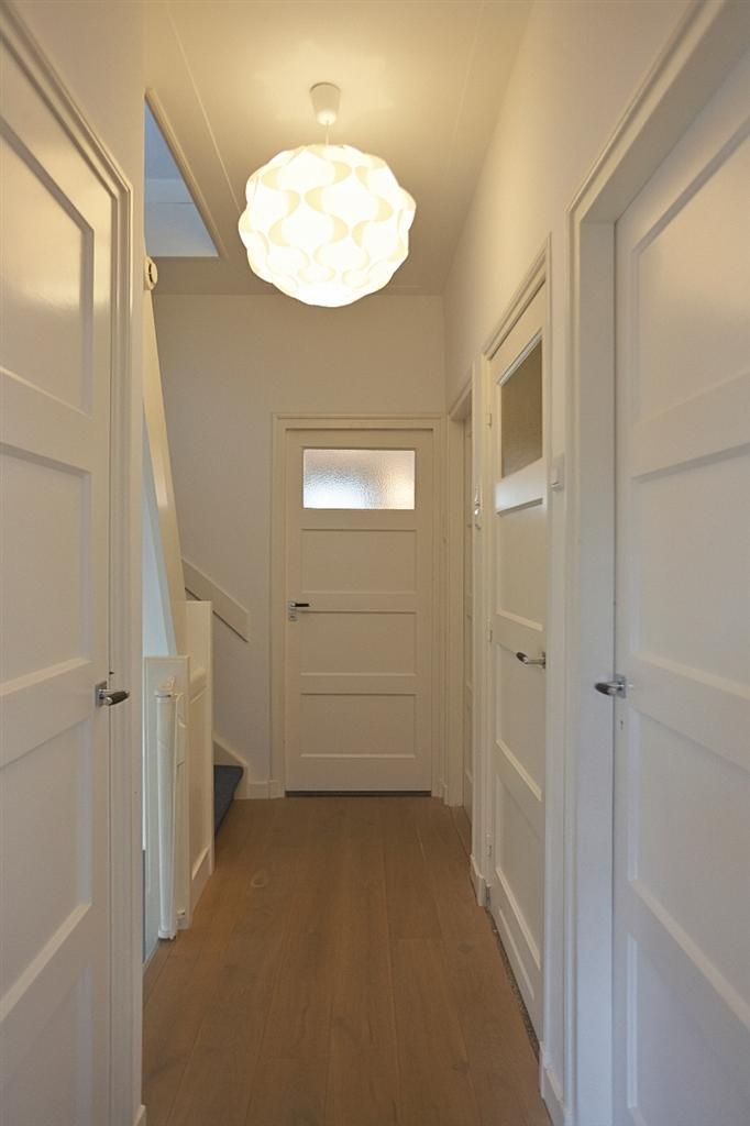 Plaatsing en aflakken van binnendeuren