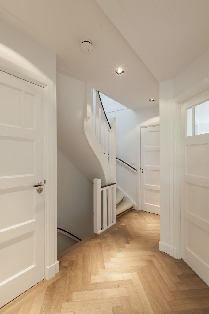 Plaatsing en aflakken van binnendeuren