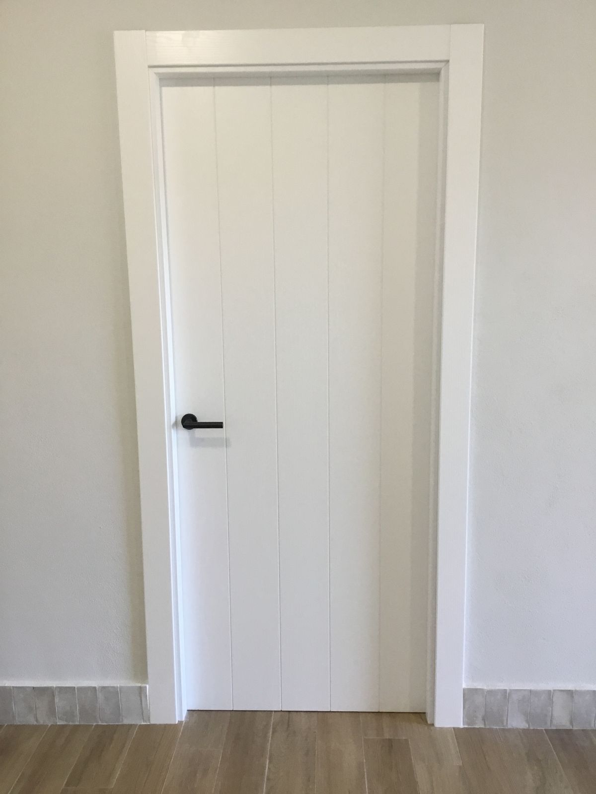 Plaatsing en aflakken van binnendeuren