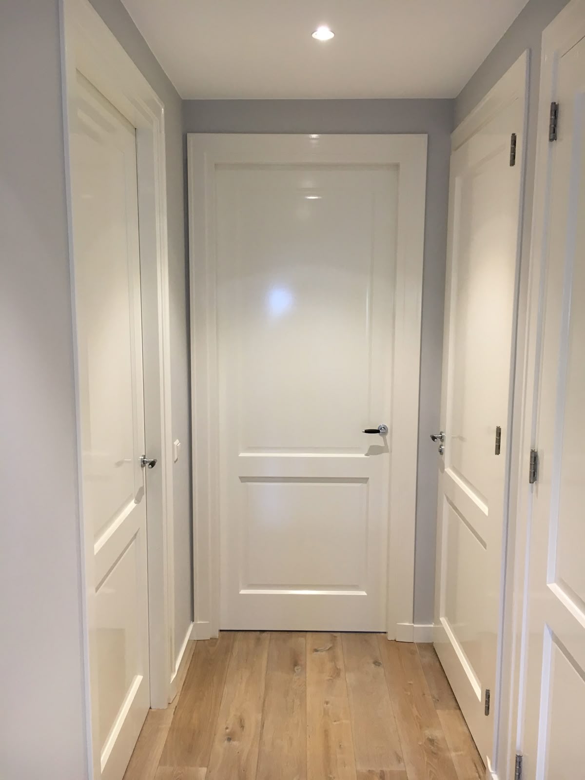 Plaatsing en aflakken van binnendeuren