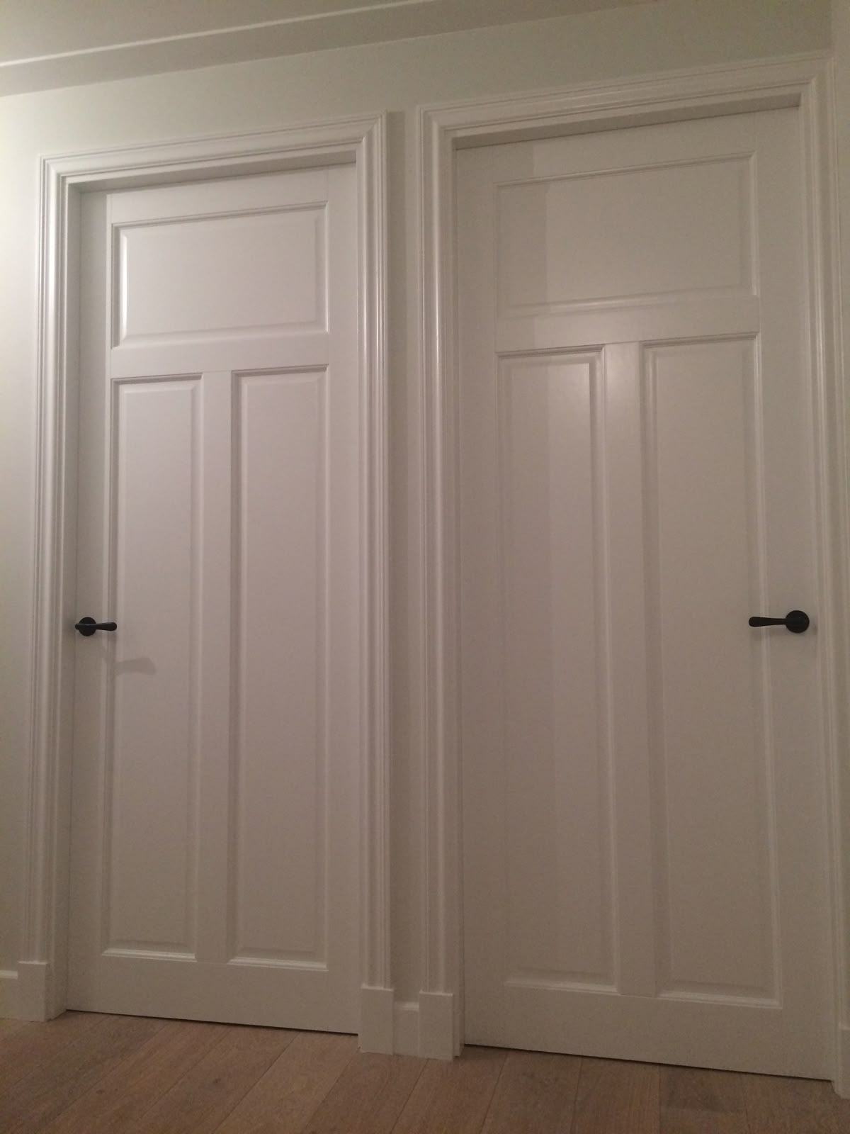 Plaatsing en aflakken van binnendeuren